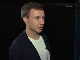 Bei einem Besuch in der FIFA-Ausstellung in New York spricht Mario Götze über sein berühmtes Foto mit Lionel Messi nach dem WM-Finale 2014. Außerdem spricht er über dessen Leistungen bei der aktuellen Weltmeisterschaft.