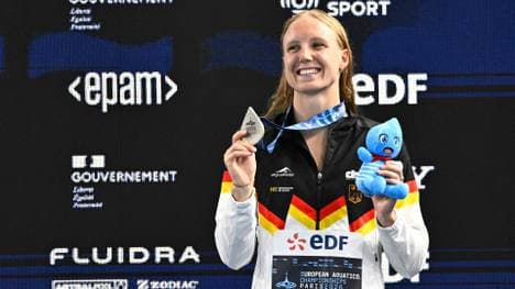 Gose strahlt mit der Silbermedaille in der Hand