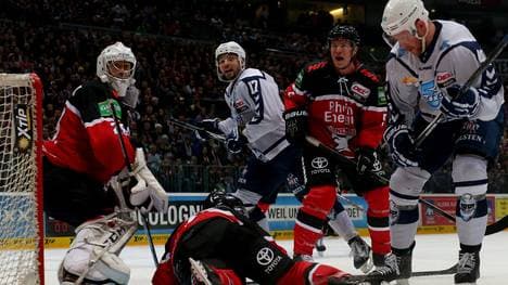 Goalie Gustaf Wesslau (l.) von den Kölner Haien erzielt sein erstes Tor