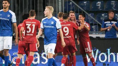 Die Düsseldorfer bejubeln in Magdeburg das 2:0 durch Felix Klaus (2.v.r.)