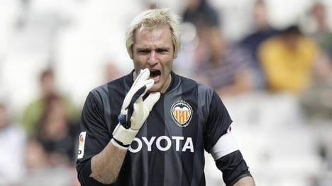 Valencia's goalkeeper Santiago Canizares