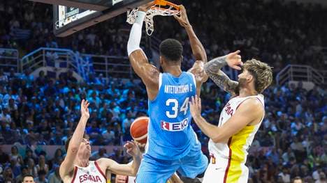 Griechenlands Superstar Giannis Antetokounmpo beim Dunk gegen Spanien