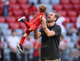 Harry Kane hat in seiner Karriere schon zahlreiche Hattricks geschnürt. Seine Kinder werden daher wählerisch, welche Bälle er als Geschenk nach Hause bringt, erzählt der Top-Stürmer scherzhaft.