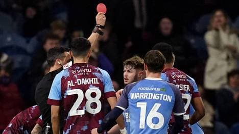 Schiedsrichter Dean Whitestone (l.) zückt eine runde Rote Karte