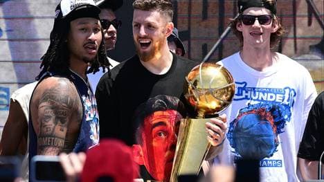 Präsentierte die Trohäe nun in Ulm: Isaiah Hartenstein