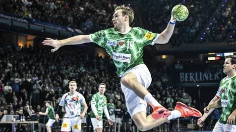 Handball, Daikin HBL, Fuechse Berlin, SC Magdeburg, v.l.Mathias Gidsel (Füchse Berlin 19), setzt zum Sprungwurf an in der Max Schmeling Halle Berlin Handball, Daikin HBL, Fuechse Berlin, SC Magdeburg, f.l.Mathias Gidsel (Füchse Berlin 19), goes for a jump shot in the Max Schmeling Halle Berlin Copyright: imageBROKER Odermann ibldll12021936.jpg