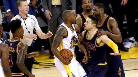 Nach Matthew Dellavedovas Foul unter der Gürtellinie geriet nicht nur Andre Iguodala (M.) in Rage