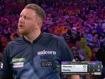 Mit seinem Ausraster hat Camron Menzies den Eklat der bisherigen Darts-WM geliefert. Was in all der Aufregung unterging: Eine Szene nur 90 Sekunden vorher, die bei vielen Zuschauern für ordentlich Verwirrung sorgte – dann live aber nicht mehr aufgelöst wurde.