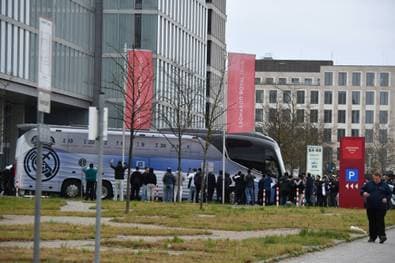 Unschöne Aktion von Bayern-Fans vor Real-Hotel gefilmt