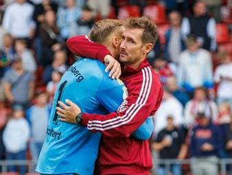 Miroslav Klose muss in der 1. Runde des DFB-Pokals mächtig zittern: Der Zweitliga-Tabellenführer 1. FC Nürnberg setzt sich erst im Elfmeterschießen bei Viktoria Köln durch.