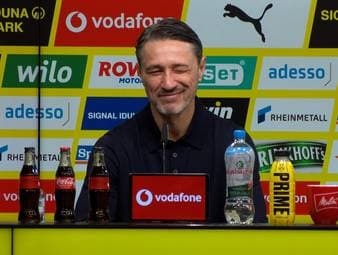 BVB-Trainer Niko Kovac muss bei einer Frage auf der Pressekonferenz schmunzeln und zwinkert dem Reporter plötzlich zu. 