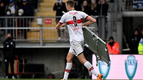 Sasa Kalajdzic vom VfB Stuttgart holte eine Trage für den verletzten Fabian Klos von Arminia Bielefeld