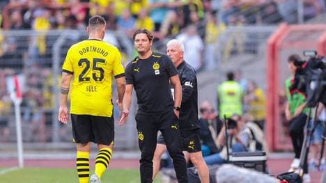 BVB-Trainer Edin Terzic lässt Niklas Süle beim SC Freiburg zunächst auf der Bank. (Archivfoto)