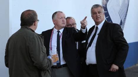 Jean-Michel Aulas (2.v.l.) bestätigt die Klagen gegen den Fußball-Stop