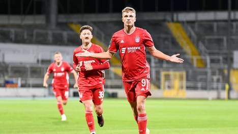 Jann-Fiete Arp verwandelte einen direkten Freistoß