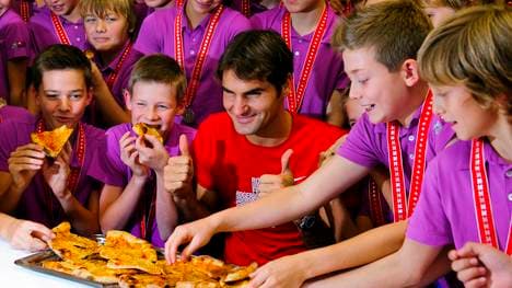 Roger Federer lädt die Balljungen zu einer Pizza ein
