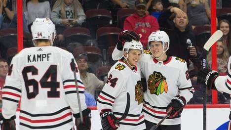 Der Ex-Münchner Dominik Kahun (M.) erzielte sein erstes Tor für die Chicago Blackhawks