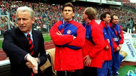 Trainer Giovanni Trapattoni, Co-Trainer Klaus Augenthaler und Manager Uli Hoeneß (v.l.) wurden nach der Einwechslung von Dietmar Hamann unruhig