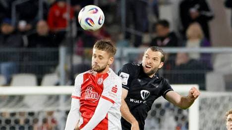 Kopfballduell bei Essen gegen Schweinfurt