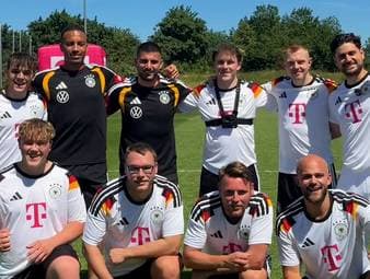 Einmal unter Profi-Bedingungen trainieren - und dann auch noch die Nationalspieler persönlich treffen? Für einige Deutschland-Fans erfüllte sich kurz vor der WM 2026 dank Magenta ein Lebenstraum.