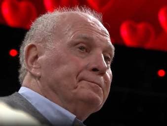 Promi-Auflauf im SAP Garden: Bayerns Ehrenpräsident Uli Hoeneß und Ex-Trainer Svetislav Pesic schauen zu.