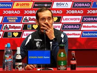Freiburgs Trainer Julian Schuster philosophiert mit den Reportern über den Sportmoment des Jahres. Einer von ihnen schlägt die verpasste Champions-League-Quali vor, was für ein Missverständnis sorgt.