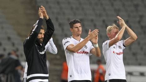Torschütze Olcay Sahan (l.) feiert mit Mario Gomez (M.) und Andreas Beck