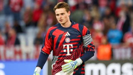 Steht Jonas Urbig auch am 34. Spieltag im Tor der Bayern? 