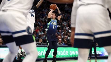 Luka Doncic (m.) muss noch einige Zeit warten, bis er wieder ein NBA-Spiel bestreiten darf