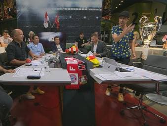 Leroy Sané sah bei seiner Auswechslung im Champions League Spiel gegen den FC Barcelona unzufrieden aus - ganz zum Unverständnis des Fantalks. 