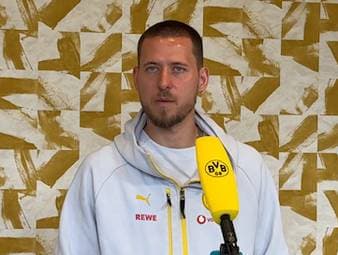 Die Personalie Karim Adeyemi polarisiert beim BVB weiterhin. In einer Medienrunde spricht Waldemar Anton über seinen Mitspieler und darüber, wie die Mannschaft mit der Situation umgegangen ist.