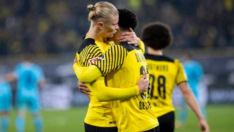 Erling Haaland (L) feiert seinen Treffer mit Jude Bellingham