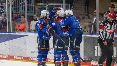 Die Adler Mannheim gewinnen Spiel eins