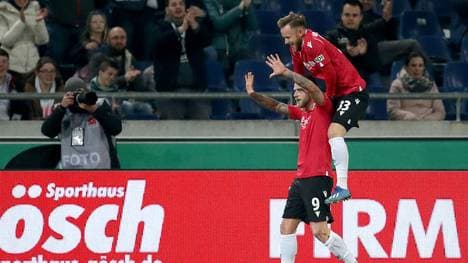 John Guidetti und Cedric Teuchert bejubeln Hannovers ersten Treffer