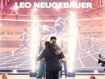 Leo Neugebauer wird als Deutschlands Sportler des Jahres ausgezeichnet. Das Resultat harter Arbeit und der Erziehung seines Vaters Terrence, zu dem heute eine enge Freundschaft besteht.