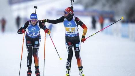 Sophia Schneider (r.) und Franziska Preuß gehören zum deutschen Biathlon-Kader für die kommende Saison