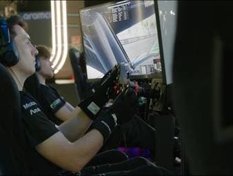SimRacing - der virtuelle Bruder des Asphalt-Sports erfreut sich global an wachsenden Interesse. Erst vor kurzem wurde eines der prestigeträchtigsten SimRacing-Events der Welt in Riad, Saudi-Arabien abgehalten. Mit einem Preisgeld von über 500.000 Dollar lockt der Esports World Cup viele Teams, darunter BMW, AMG und Porsche, in die Hauptstadt des Königreichs. Was dahinter steckt und warum die Faszination SimRacing so im Kommen ist - Dirc Seemann berichtet live aus Riad.