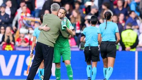Bundestrainer Christian Wück (l.) und Ann-Katrin Berger sind beim Torwartspiel nicht einer Meinung