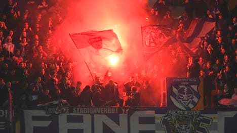 Fans von Austria Wien zünden Pyrotechnik