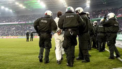 Nach dem Derby in Gladbach stürmten Kölner Fans den Platz