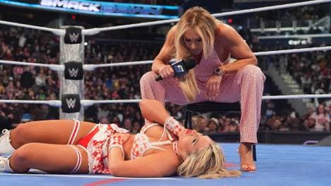 Charlotte Flair (o.) teilte Tiffany Stratton bei SmackDown ihre Entscheidung mit