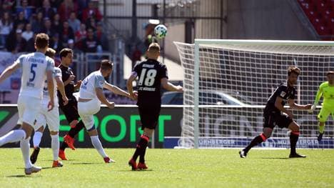 John Verhoek vom 1. FC Heidenheim trifft volley aus großer Distanz
