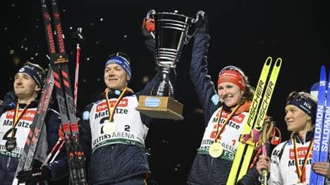 Justus Strelow und Janina Hettich-Walz mit Siegerpokal
