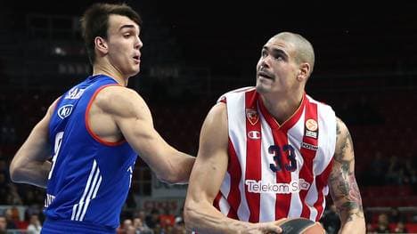 Maik Zirbes (r.) wurde mit Roter Stern Belgrad vor kurzem Meister