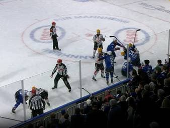 Spiel eins der Playoff-Serie zwischen den Adlern Mannheim und den Pinguins Bremerhaven. Eine emotionale Partie, die am Ende deutlich auf das Konto der Adler geht.