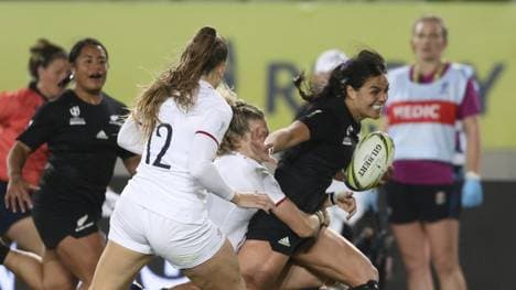 Neuseeland schlägt England vor einer Rekordkulisse