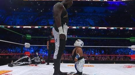 Omos traf bei AAA TripleMania auch auf den kleinwüchsigen Microman