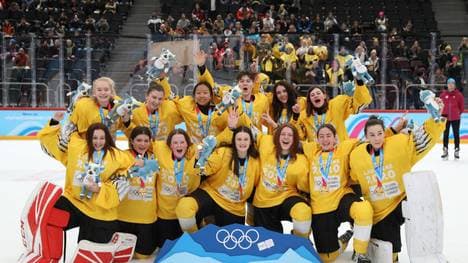 LES DIABLERETS, SWITZERLAND - JANUARY 15: Players of Team Yellow celebrate following their victory in their Women's Mixed Ice Hockey NOC 3-on-3 Finals Gold Medal match against Team Black during day 6 of the Lausanne 2020 Winter Youth Olympics at Vaudoise Arena on January 15, 2020 in Lausanne, Switzerland. (Photo by Linnea Rheborg/Getty Images)