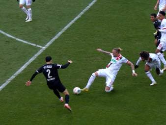 Ein vermeintliches Elfmeter-Foul von Marius Wolf im Spiel Augsburg gegen St. Pauli sorgt für Aufregung im Doppelpass. Christian Straßburger holt zur General-Kritik gegenüber Schiedsrichter-Boss Knut Kircher aus.