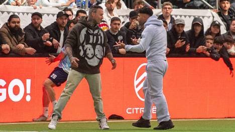 Kontra K (li.) und Nader Jindaoui geraten aneinander